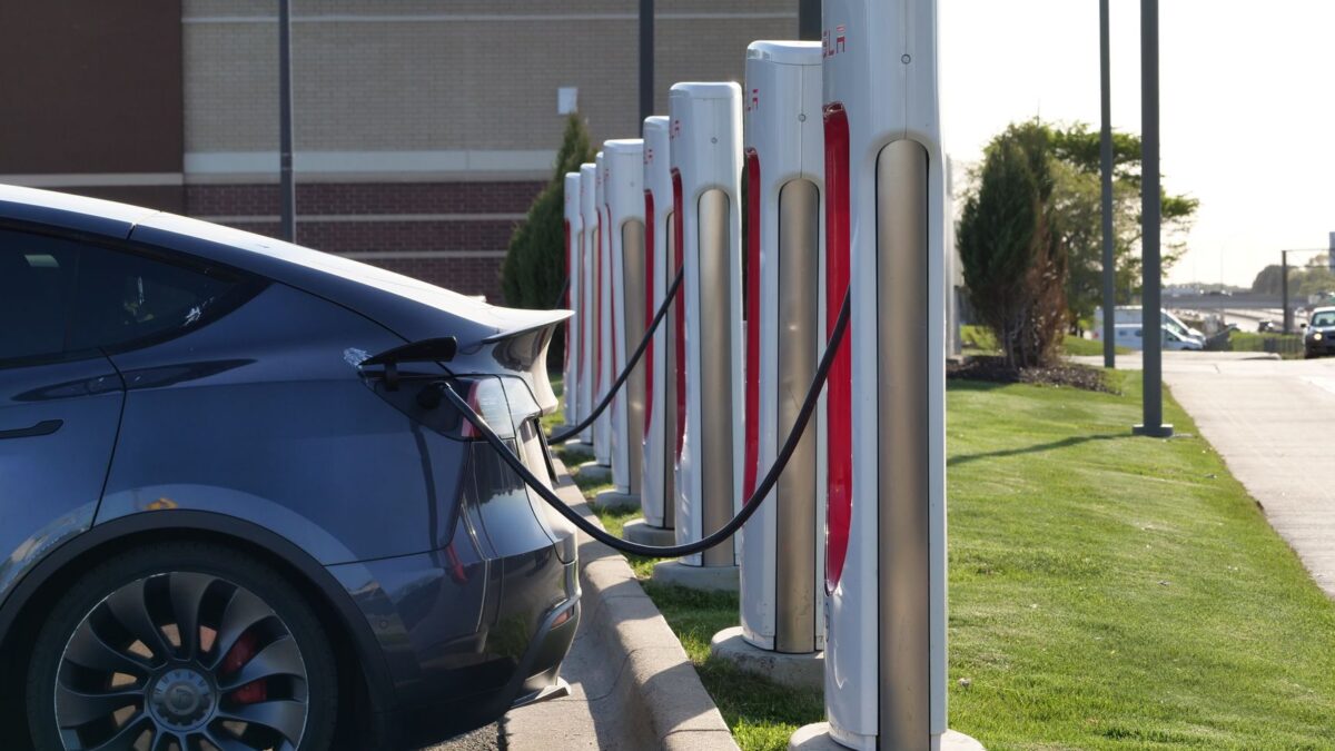 Tesla-appens nye Supercharger-kort er uperfekt, lover forbedring senere