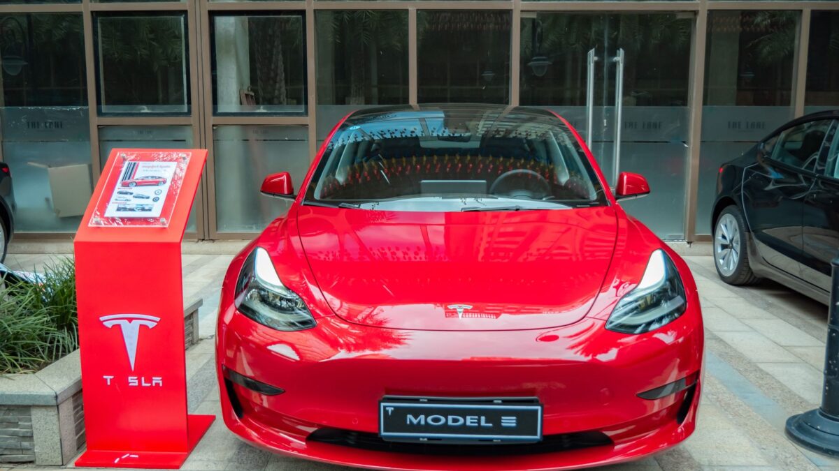Tesla udskyder Roadster-afsløring til 15. oktober på grund af vejret
